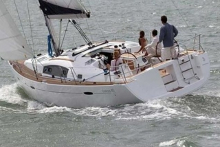  persone che si godono una gita in barca a vela 